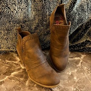 SALE!! DEAL!! Adorable Vegan Suede Booties Size 6